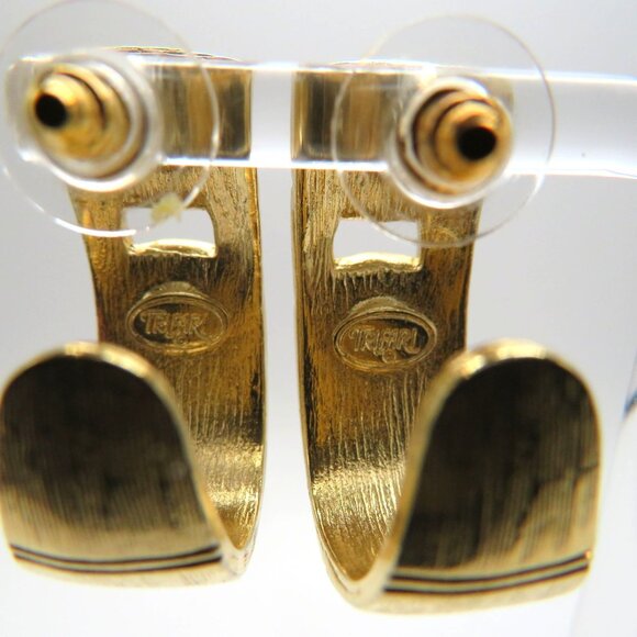 Vintage Trifari Earrings Gold Tone Black Enamel Pierced Stud Hoop Textured - Picture 9 of 10